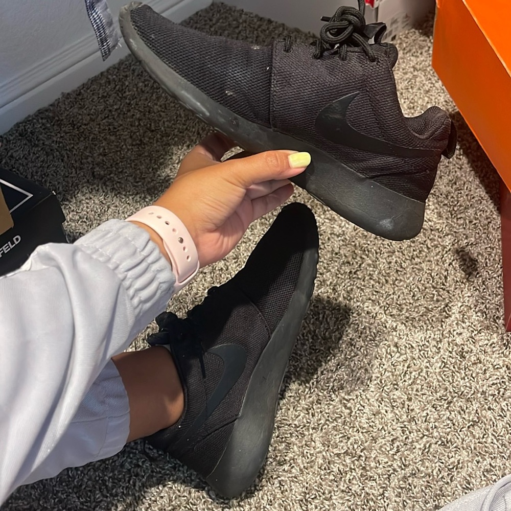 Black Nike Roshe